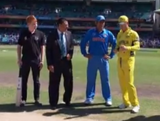 Clarke wins the toss as Dhoni looks on